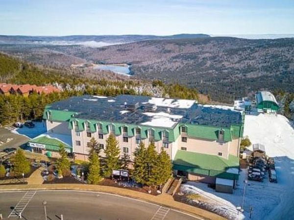 220 Top Of World, Snowshoe, WV 26209