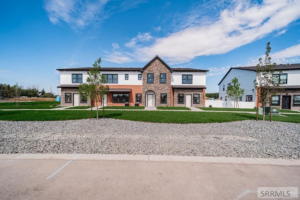 4957 N Beach Dr, Idaho Falls, ID 83401 Main Photo