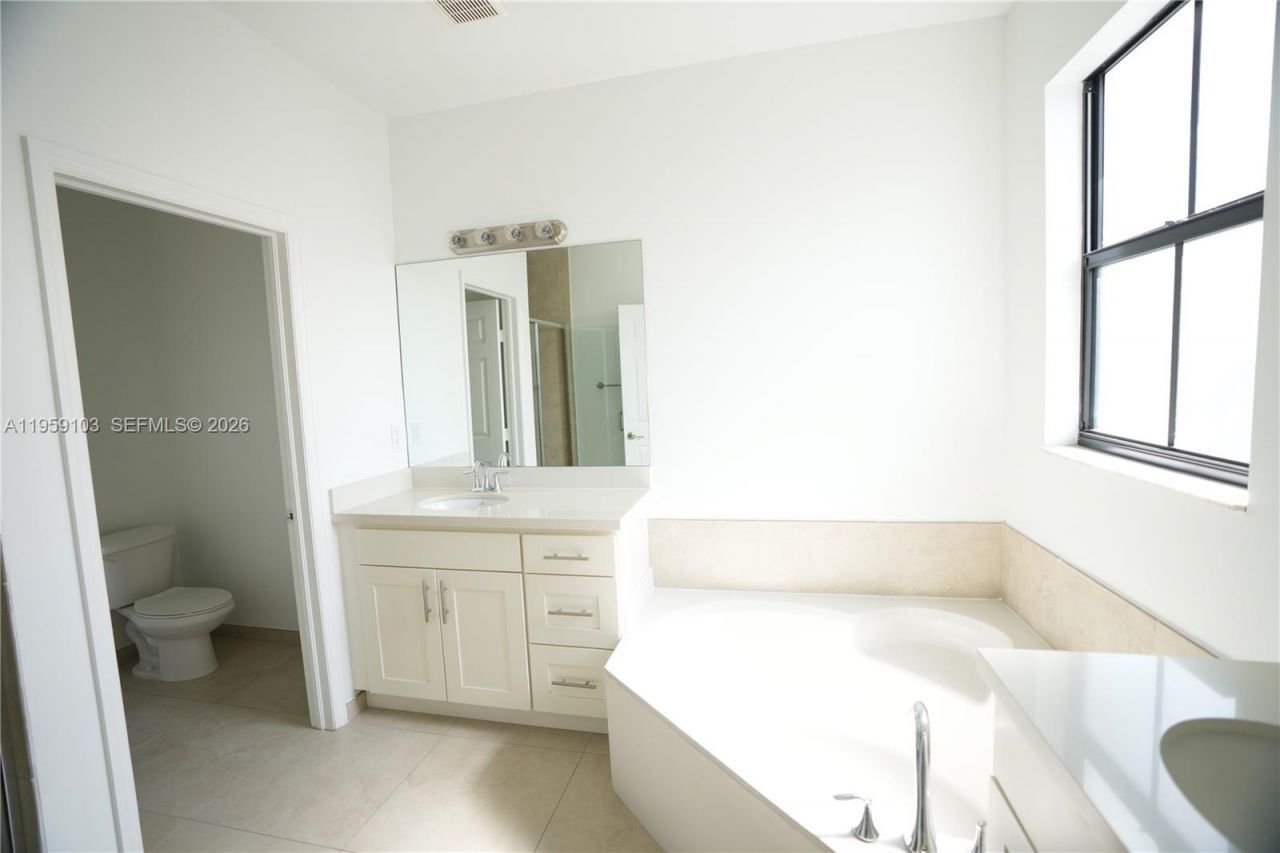 10464 NW 61st Ln, Doral, FL 33178 Photo