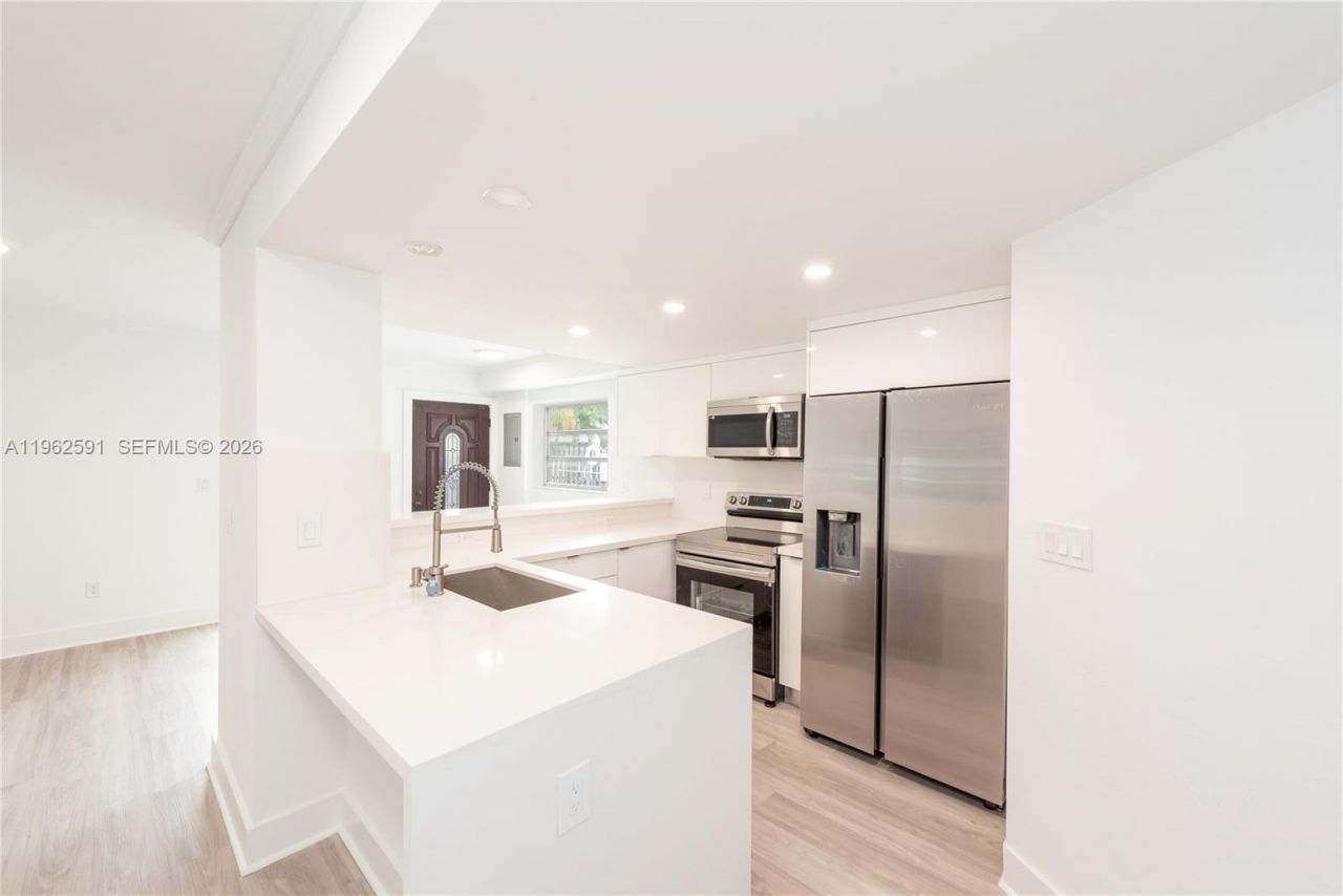 230 Sunrise Dr, Unit 1, Key Biscayne, FL 33149 Main Photo