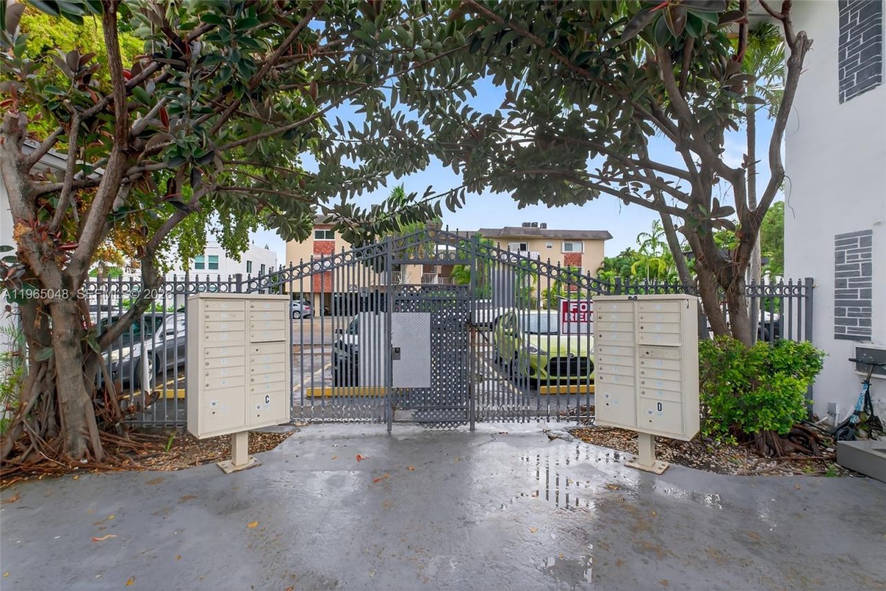 1843 Dewey St , Hollywood, FL 33020 Photo