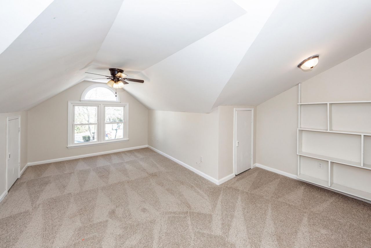 232 Knightsbridge Drive Photo 23