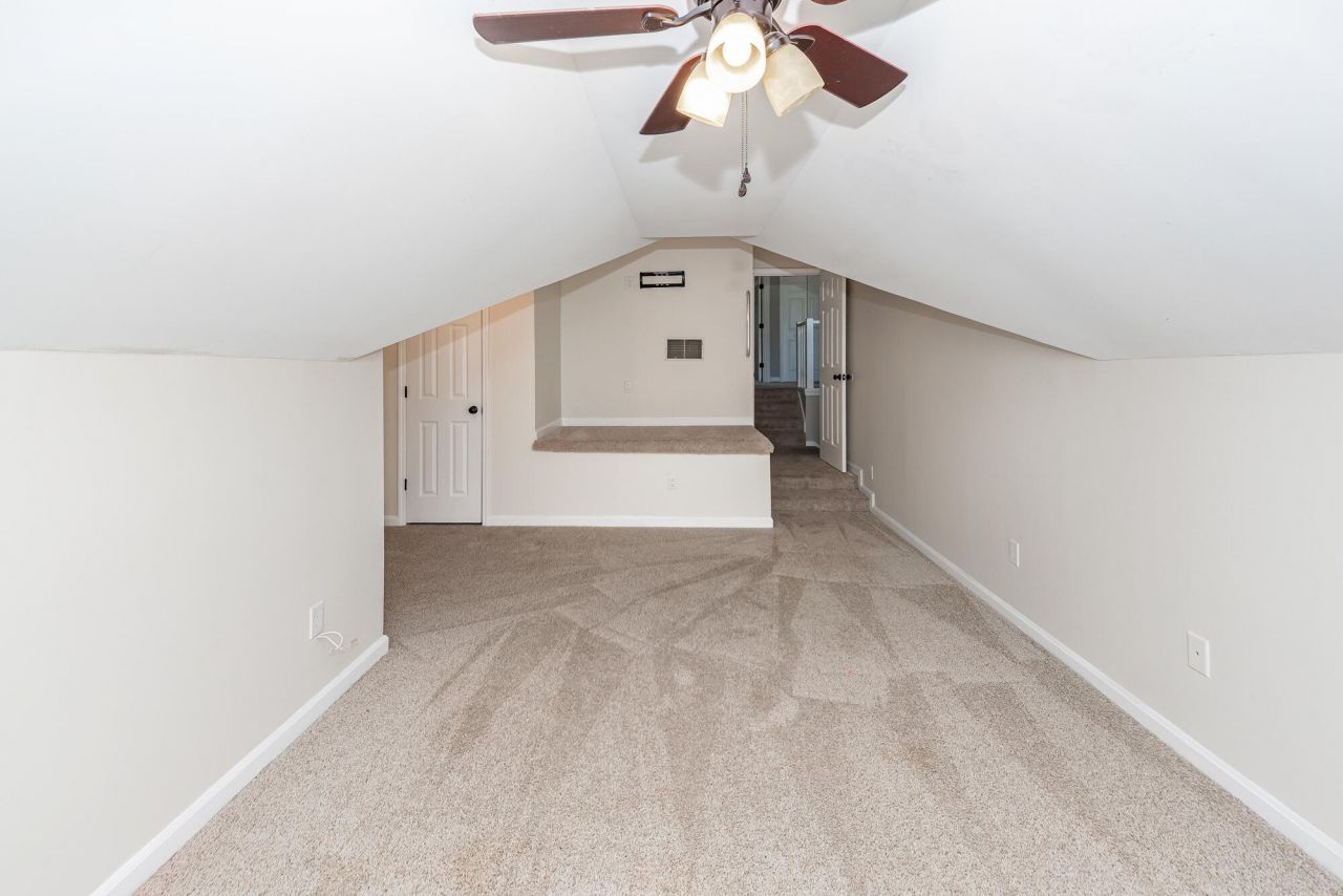 232 Knightsbridge Drive Photo 24