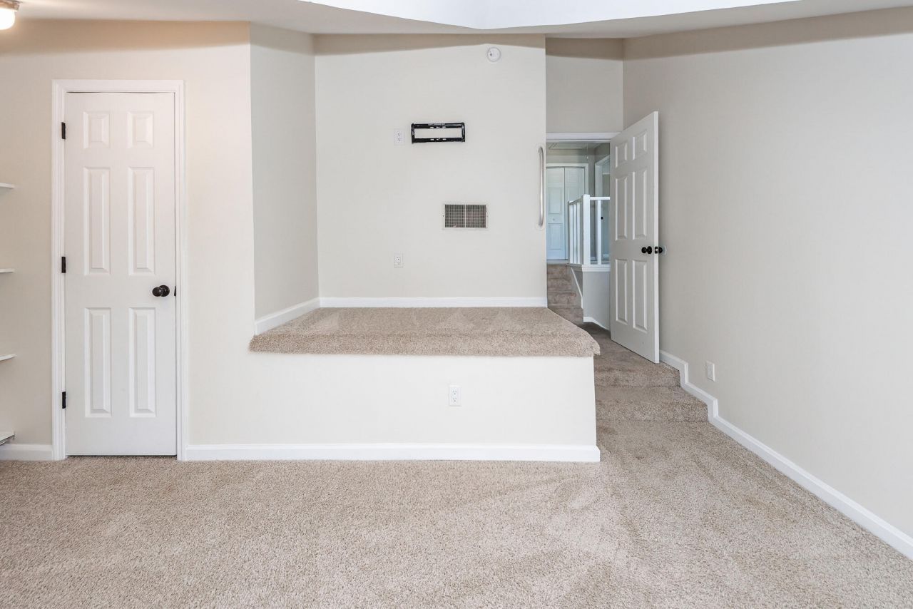 232 Knightsbridge Drive Photo 25