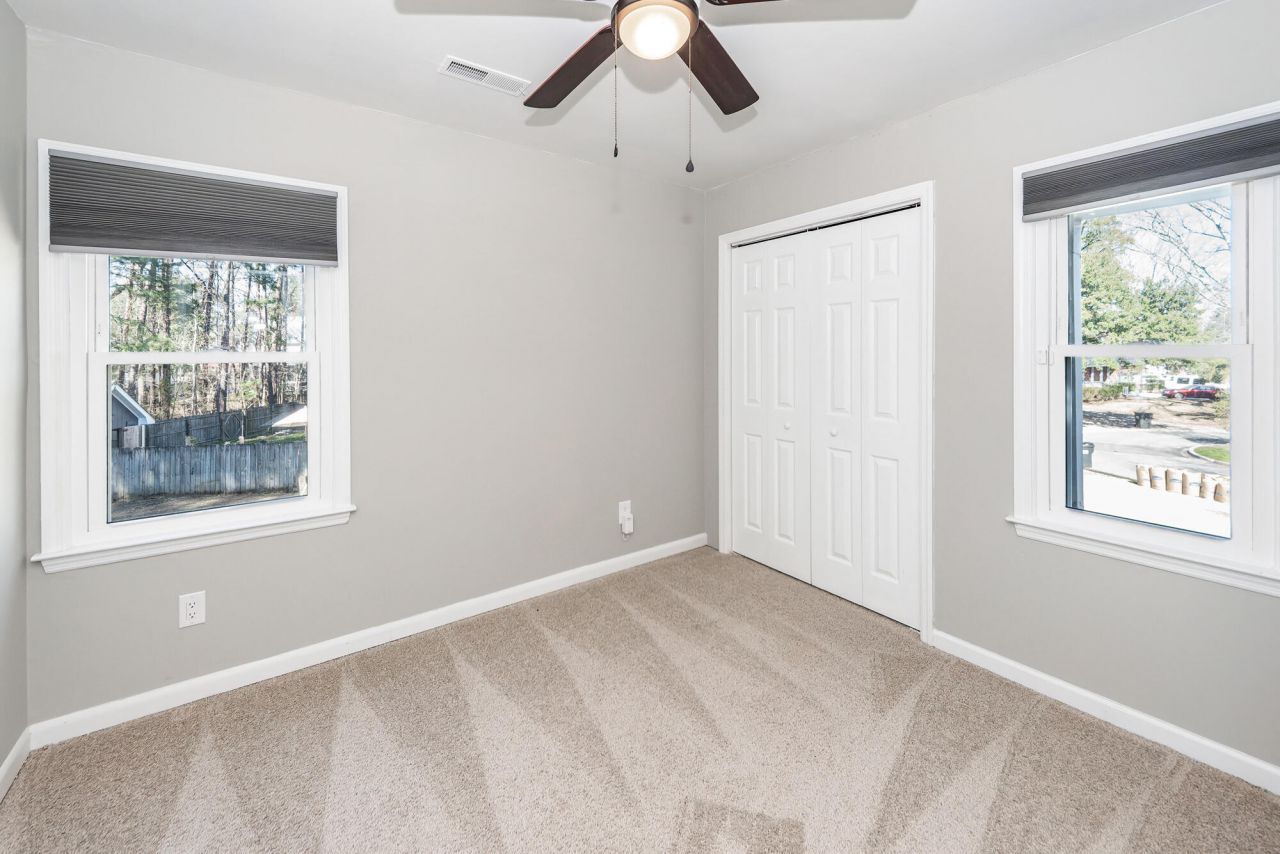 232 Knightsbridge Drive Photo 32