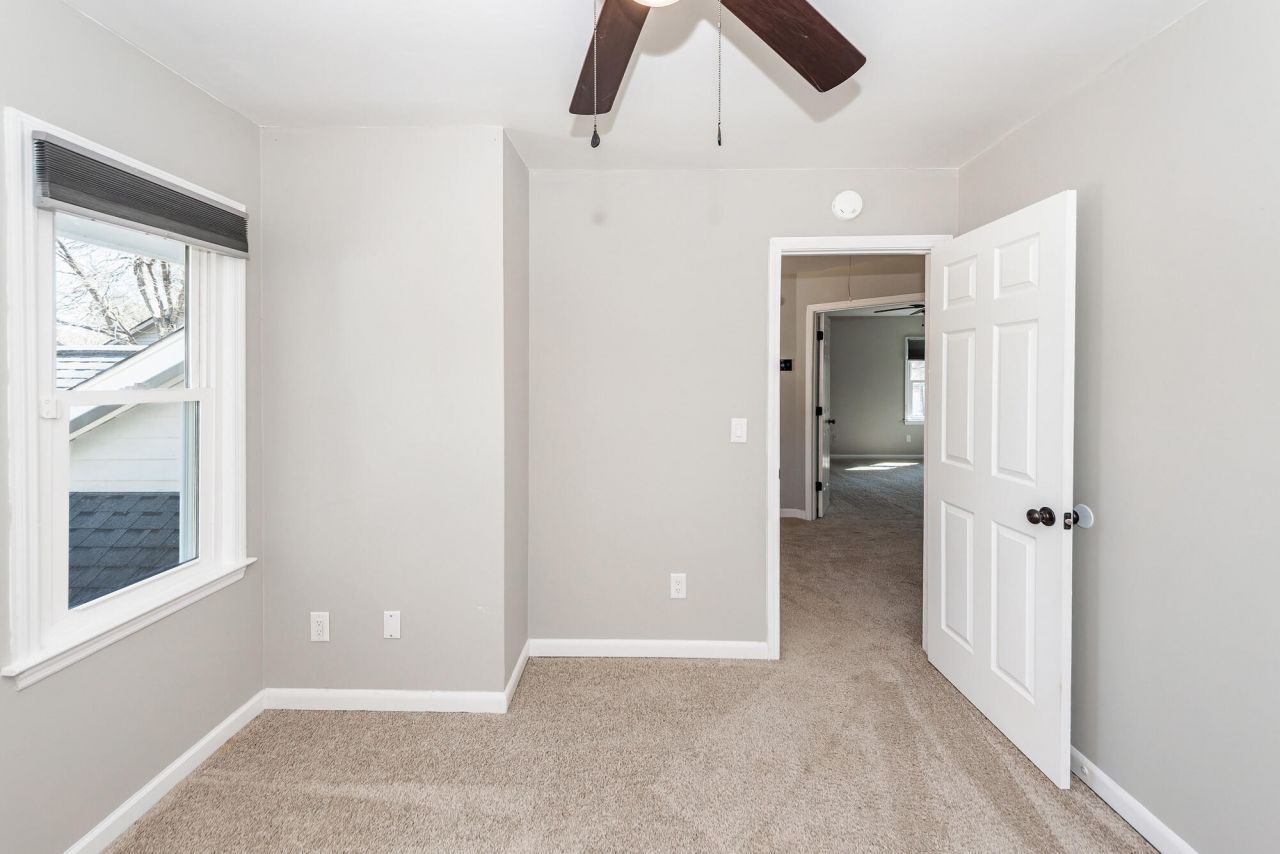 232 Knightsbridge Drive Photo 33