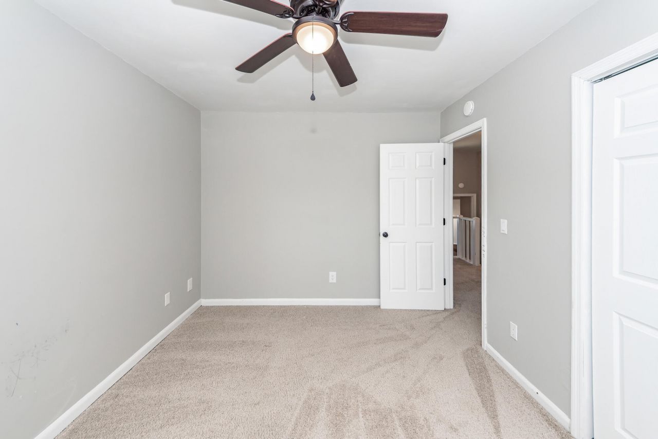 232 Knightsbridge Drive Photo 38