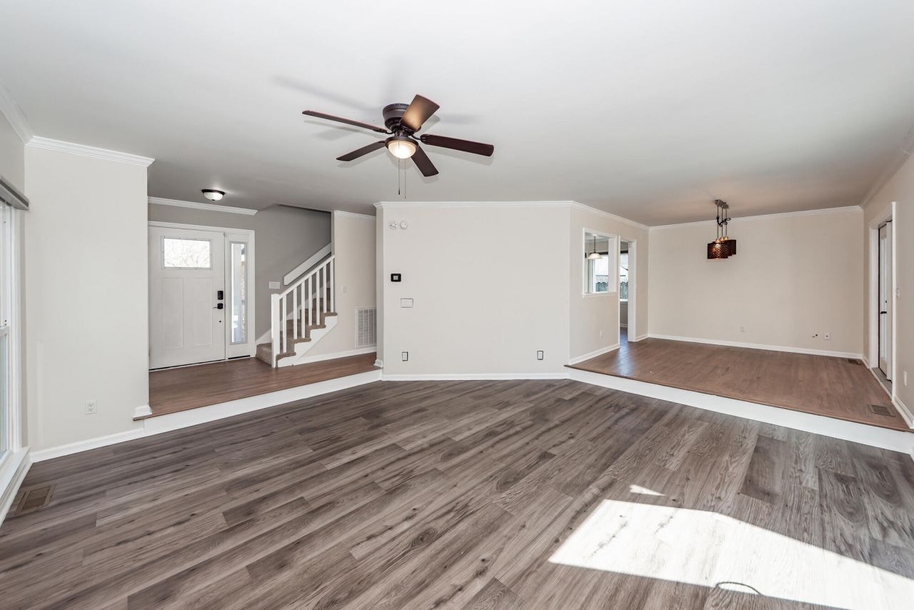 232 Knightsbridge Drive Photo 6