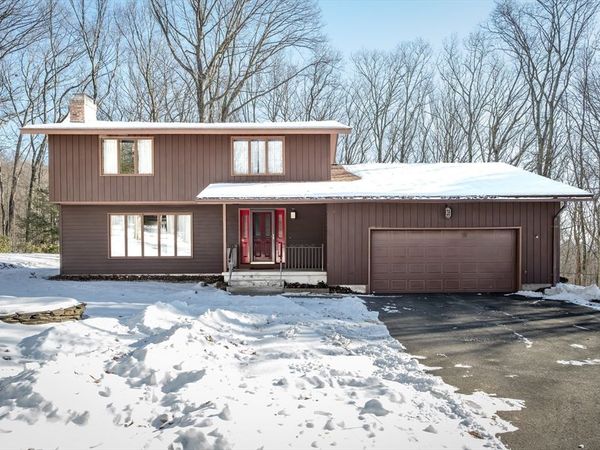 49 Glasgow Dr, Russell, MA 01071