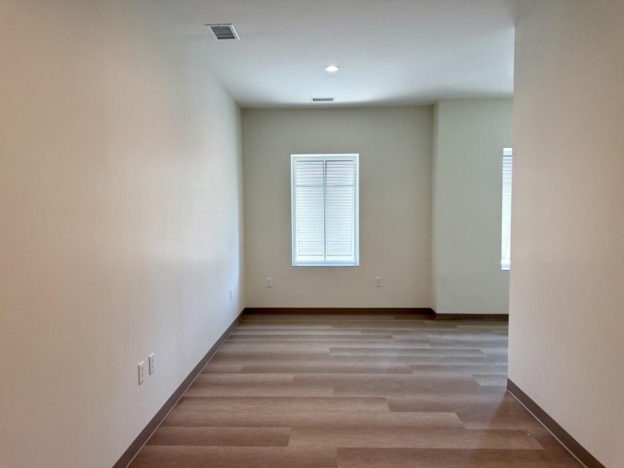 814 Johnnie Dodds Boulevard Photo 10