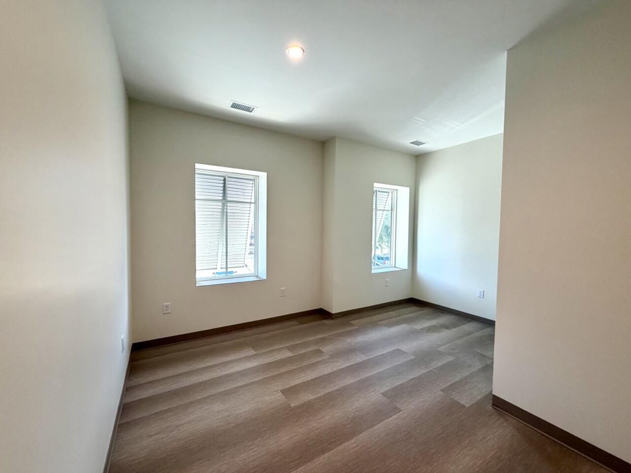 814 Johnnie Dodds Boulevard Photo 11