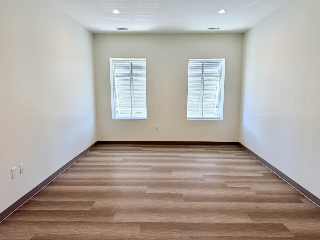 814 Johnnie Dodds Boulevard Photo 15