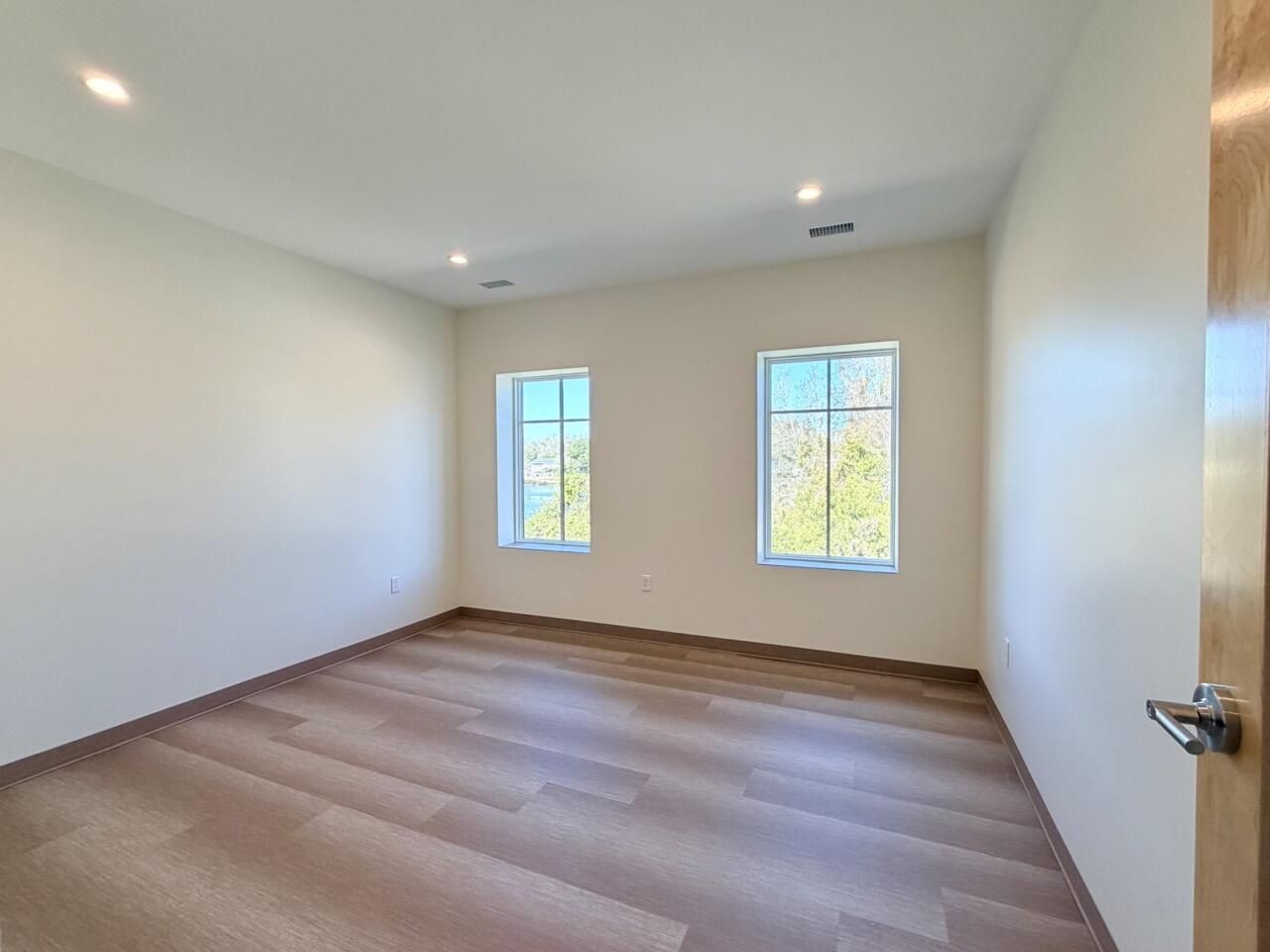 814 Johnnie Dodds Boulevard Photo 28