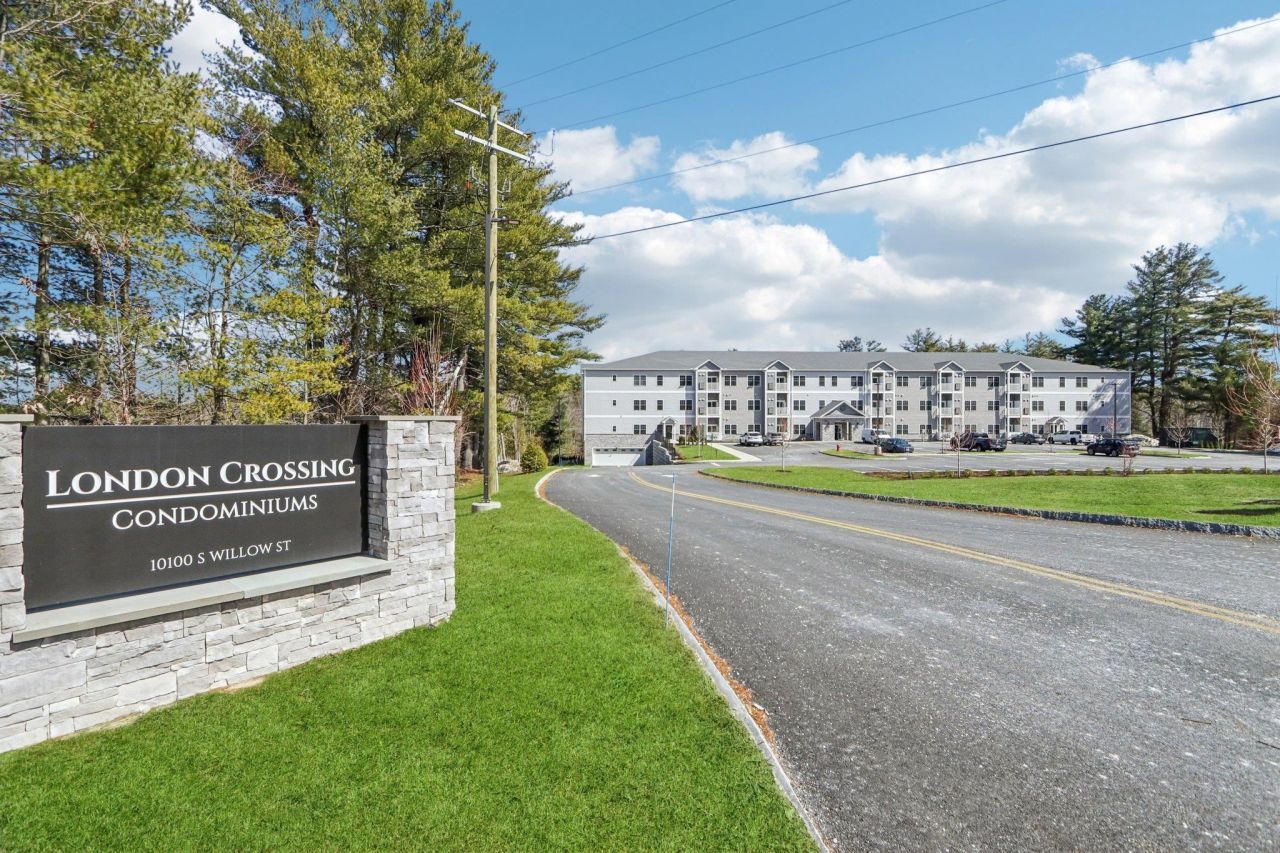 10100 S Willow Street, Unit 214, Manchester, NH 03103 Main Photo