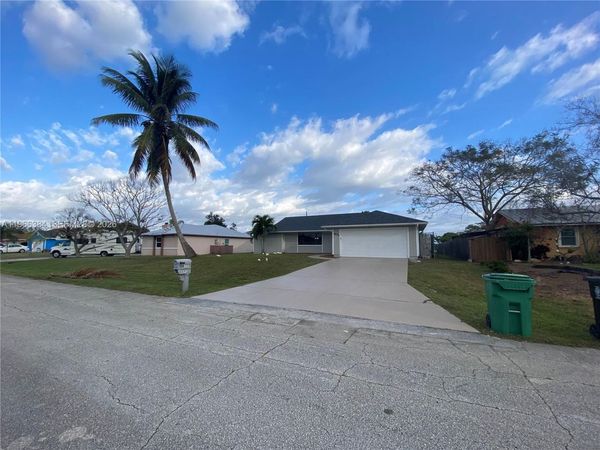 371 SE Fairchild Ave , Port St. Lucie, FL 34984