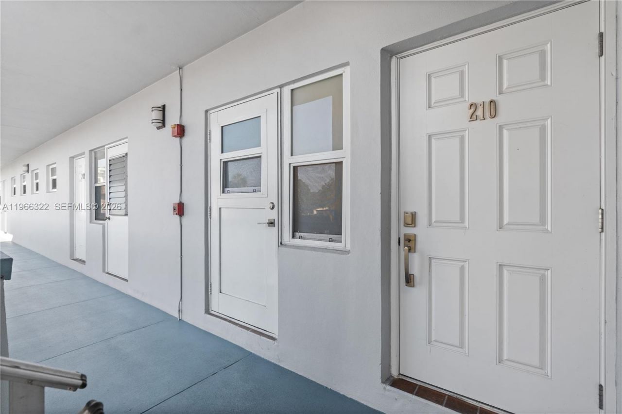 2223 Park Ln , Unit 210, Hollywood, FL 33021 Photo