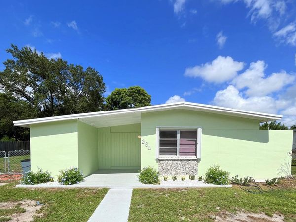 285 SE Abeto Lane, Port St. Lucie, FL 34983