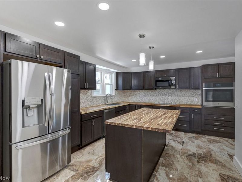 1040 Thorndale Drive, Akron, OH 44320 Photo 14