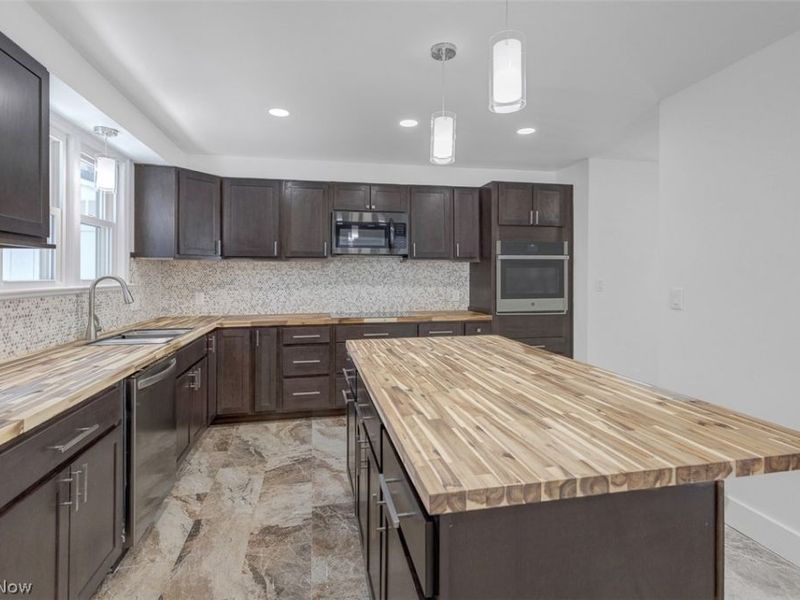 1040 Thorndale Drive, Akron, OH 44320 Photo 15