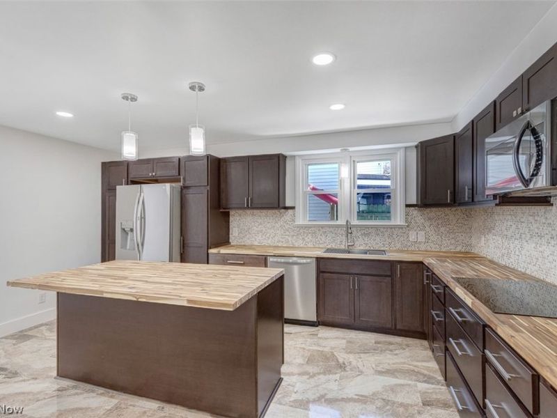 1040 Thorndale Drive, Akron, OH 44320 Photo 16