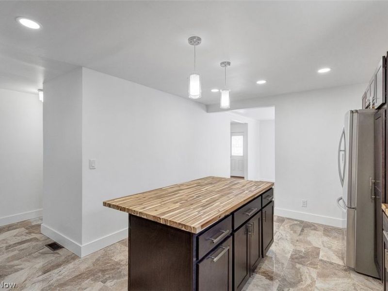 1040 Thorndale Drive, Akron, OH 44320 Photo 18