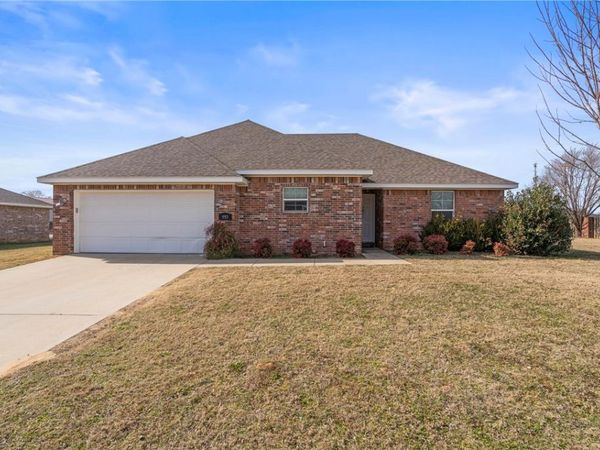 993 Roselawn Street , Siloam Springs, AR 72761