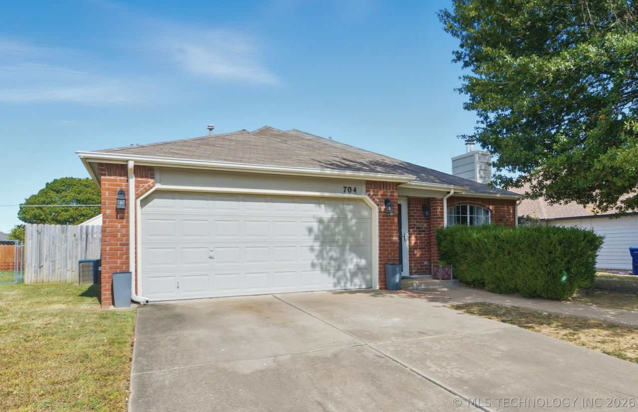 704 E Helena Street, Broken Arrow, OK 74012 Main Photo