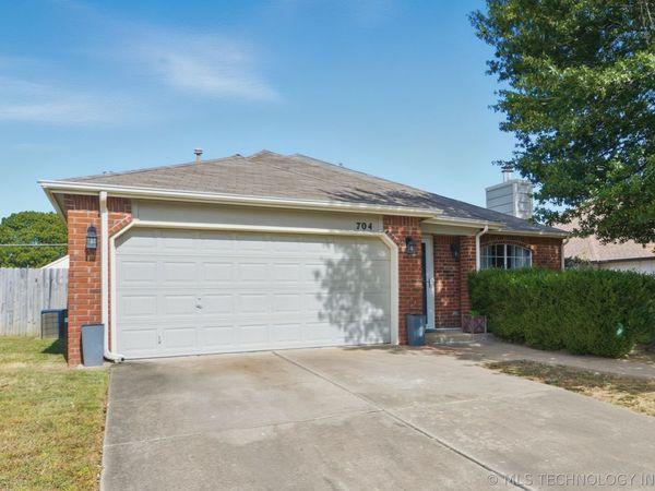 704 E Helena Street, Broken Arrow, OK 74012