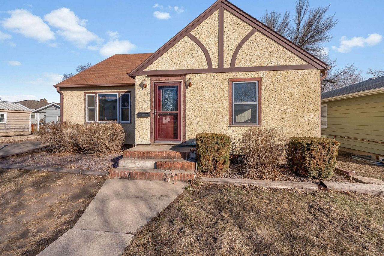 315 E 12th Street, Blue Earth, MN 56013 Main Photo