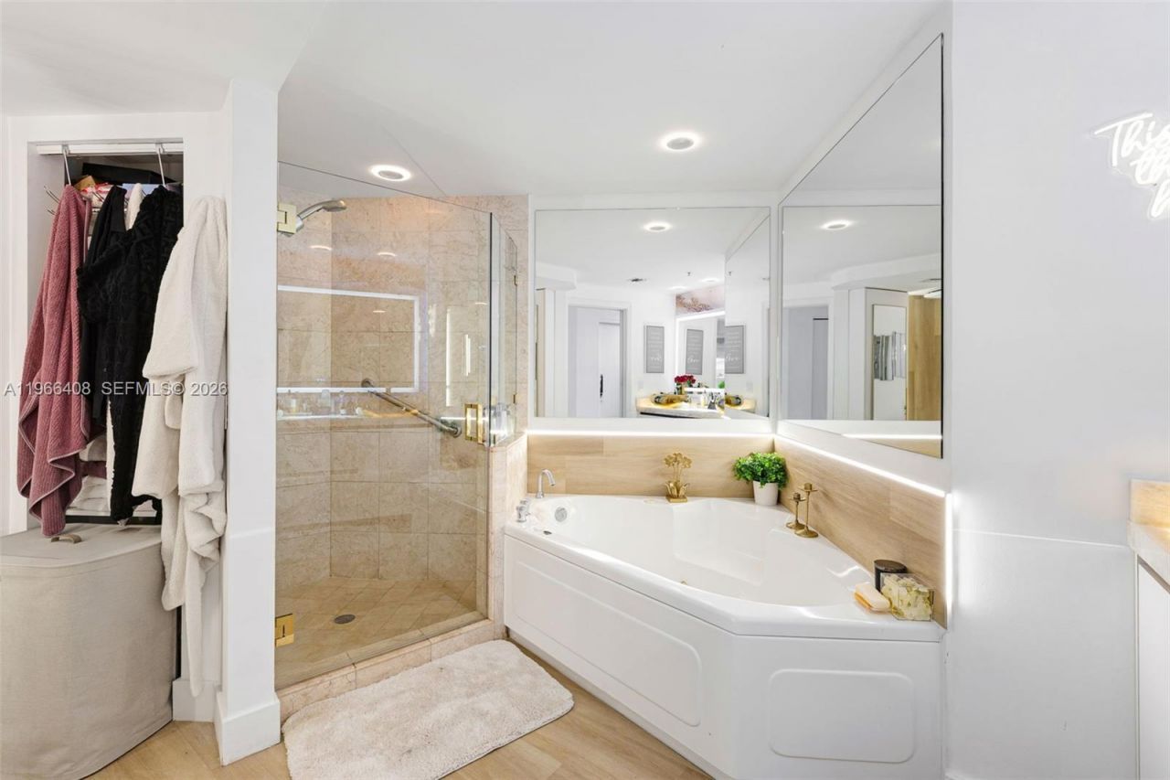 848 Brickell Key Dr, Unit 1601, Miami, FL 33131 Photo