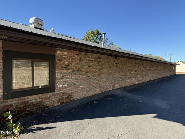 1801 West Lakeview Drive, Johnson City, TN 37601