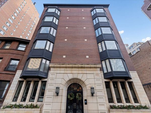 39 E Schiller Street, Unit 1E, Chicago, IL 60610