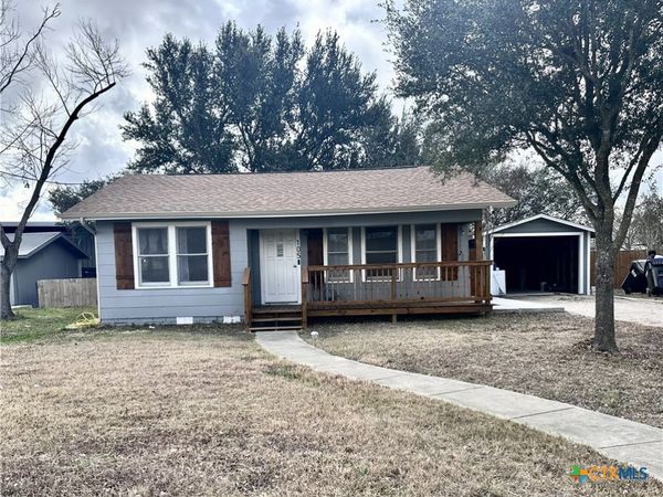 105 E Huebinger Street , Marion, TX 78124