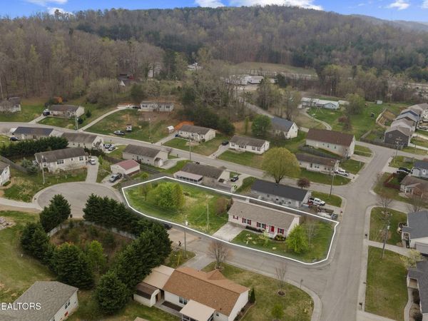 902 Oak Village Ct., Dandridge, TN 37725