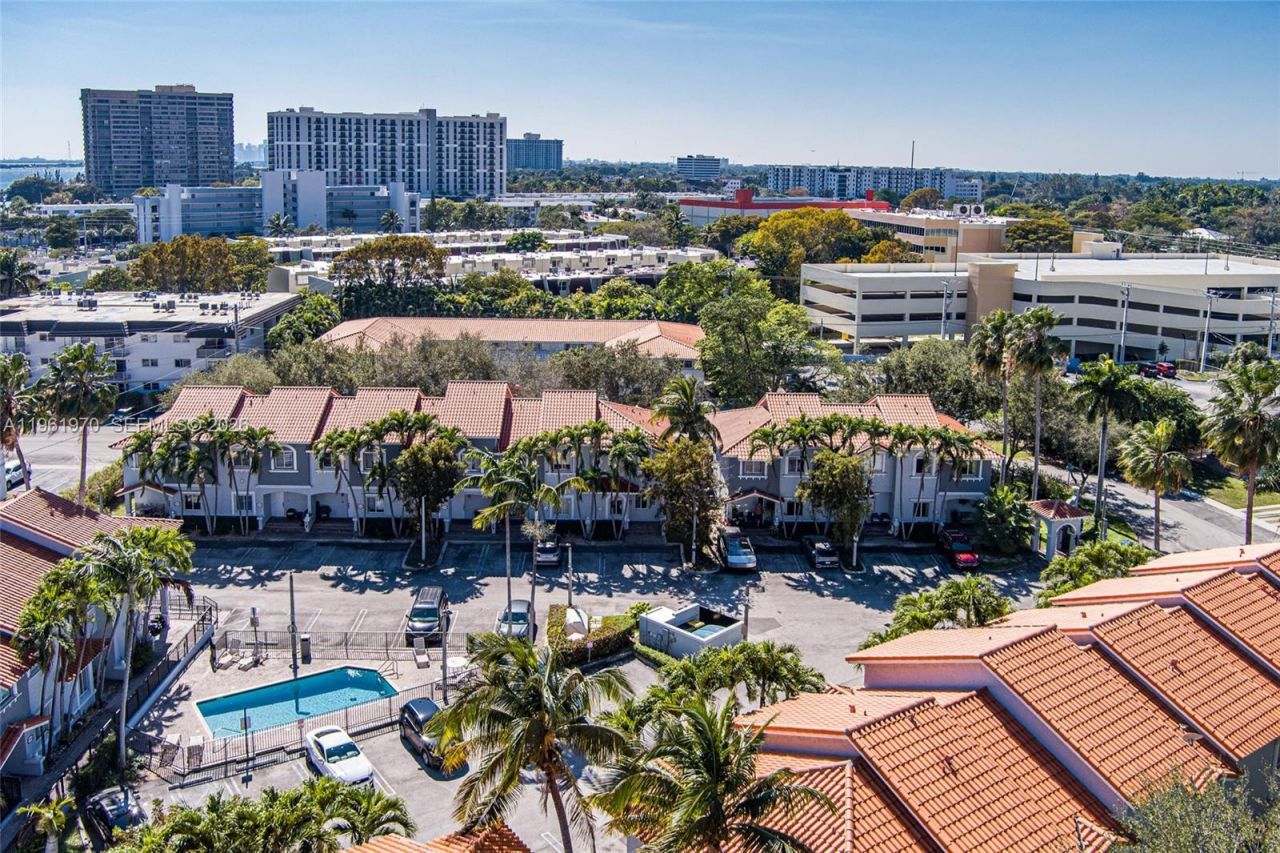 11647 NE 18th Dr , Unit 11647, North Miami, FL 33181 Photo