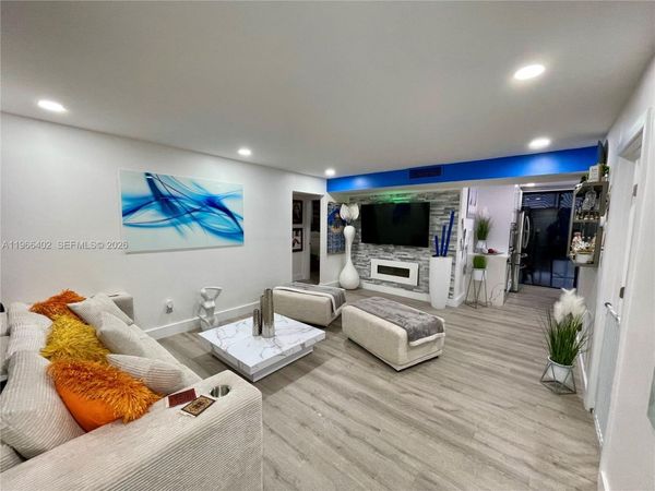 8635 NW 8th St, Unit 311, Miami, FL 33126