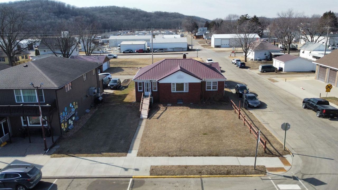 600 S Riverview Street, Bellevue, IA 52031 Main Photo