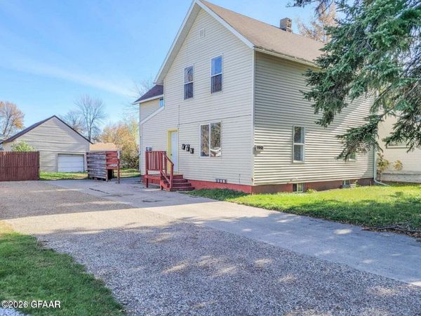 1120 5TH AVE NW, East Grand Forks, MN 56721