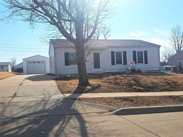 825 Fairview Drive, Marion, IA 52302