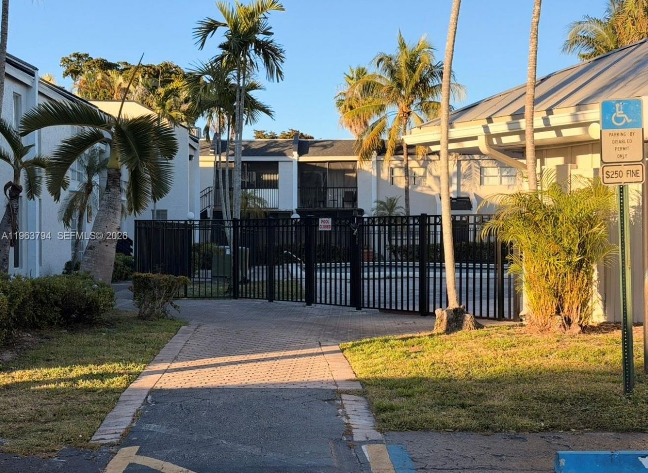 4535 Treehouse Ln, Unit F, Tamarac, FL 33319 Photo