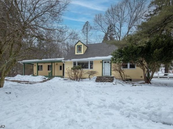 11 Winterwood Rd, Tewksbury, NJ 08833