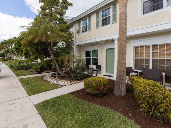 9925 NW 57th Mnr, Coral Springs, FL 33076