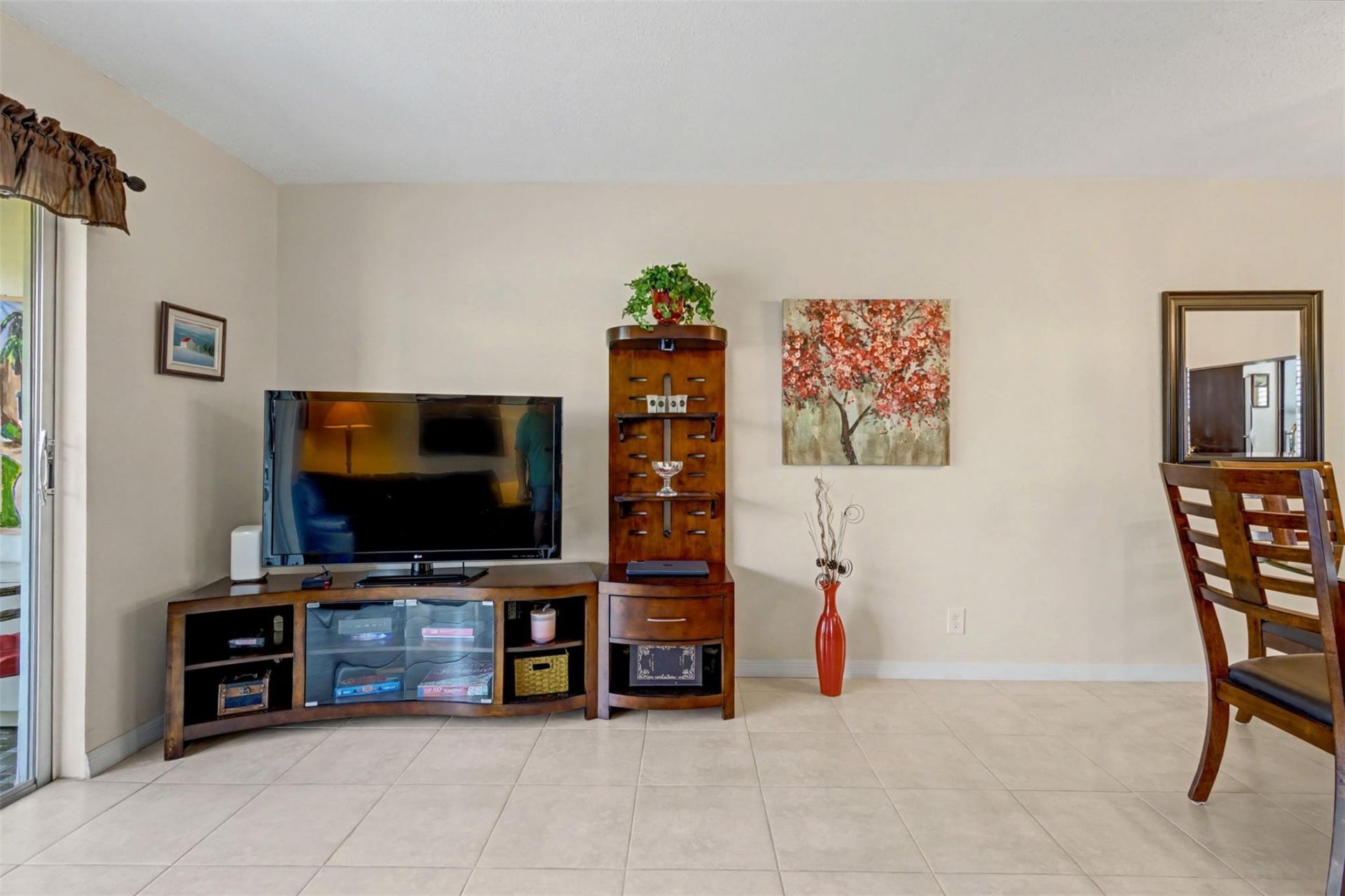 500 NE 14th Avenue, Unit 405, Hallandale Beach, FL 33009 Photo