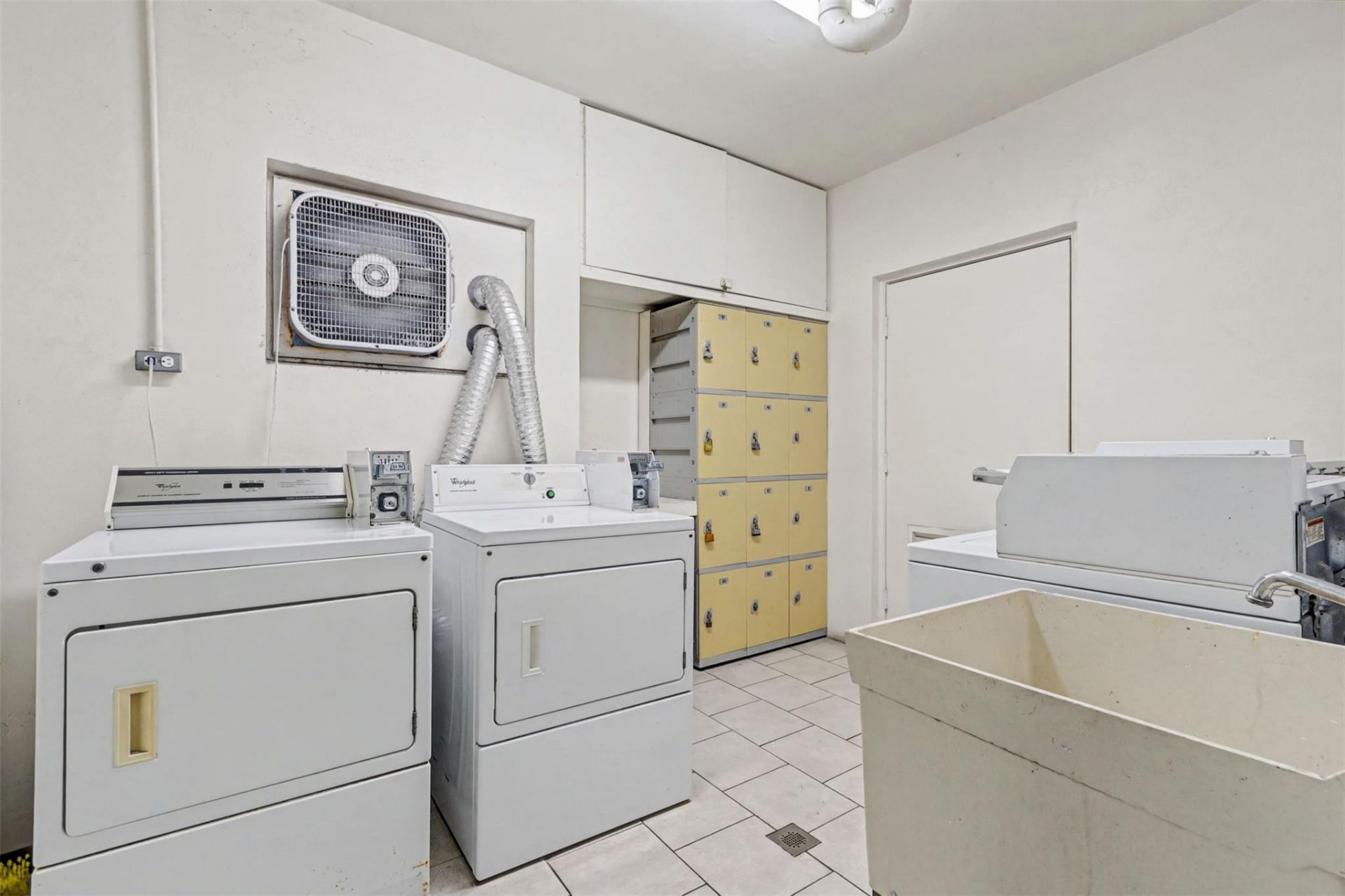 500 NE 14th Avenue, Unit 405, Hallandale Beach, FL 33009 Photo