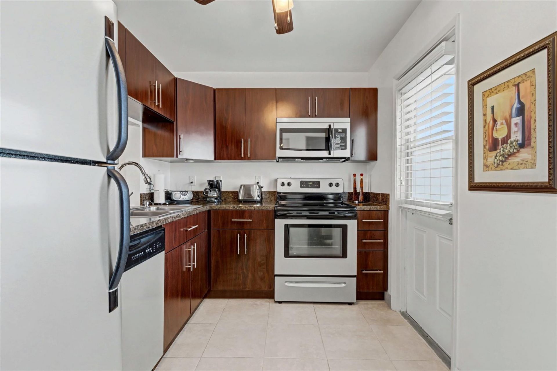 500 NE 14th Avenue, Unit 405, Hallandale Beach, FL 33009 Photo