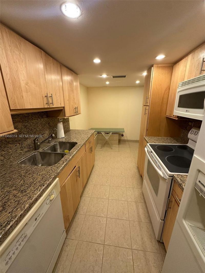 6039 Collins Ave, Unit 1625, Miami Beach, FL 33140 Photo