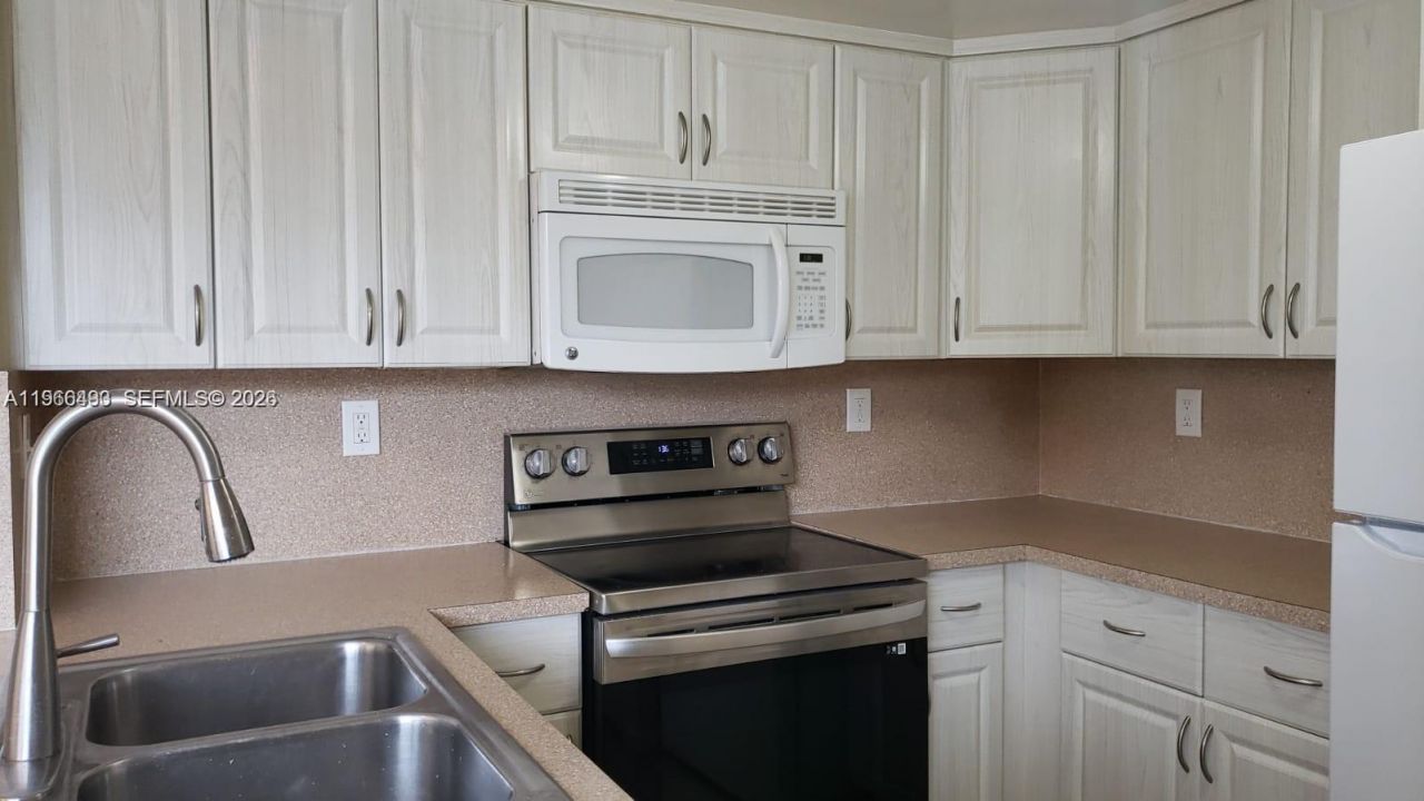 10221 Fontainebleau Blvd, Unit 203, Miami, FL 33172 Photo