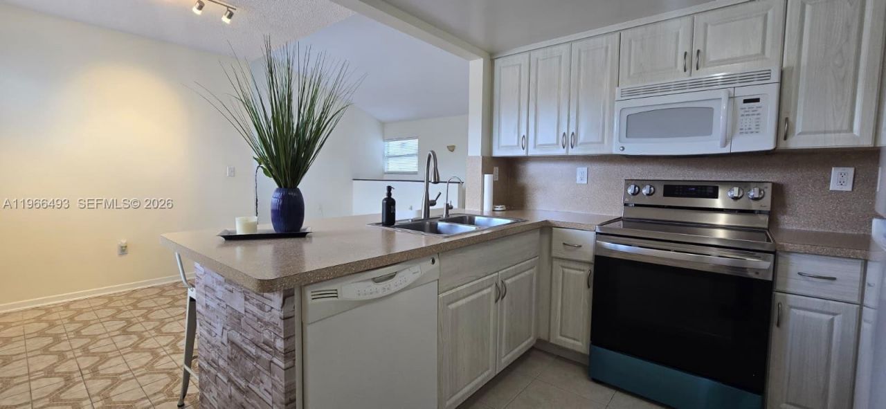 10221 Fontainebleau Blvd, Unit 203, Miami, FL 33172 Photo