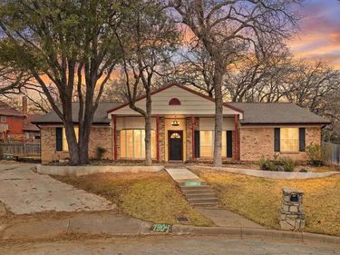 1904 Bay Oaks Court, Fort Worth, TX 76112