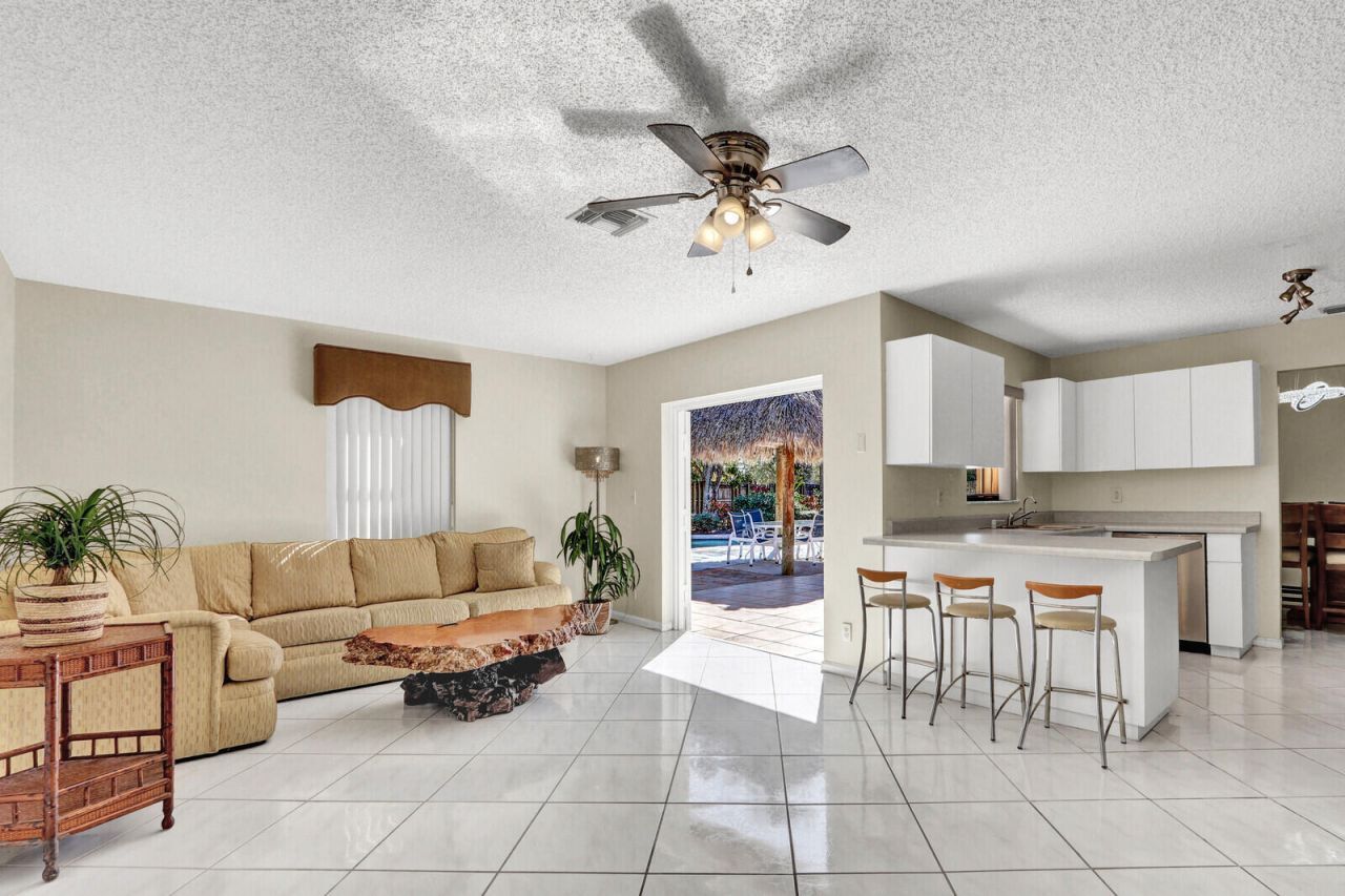 105 Sunflower Circle, Royal Palm Beach, FL 33411 Photo